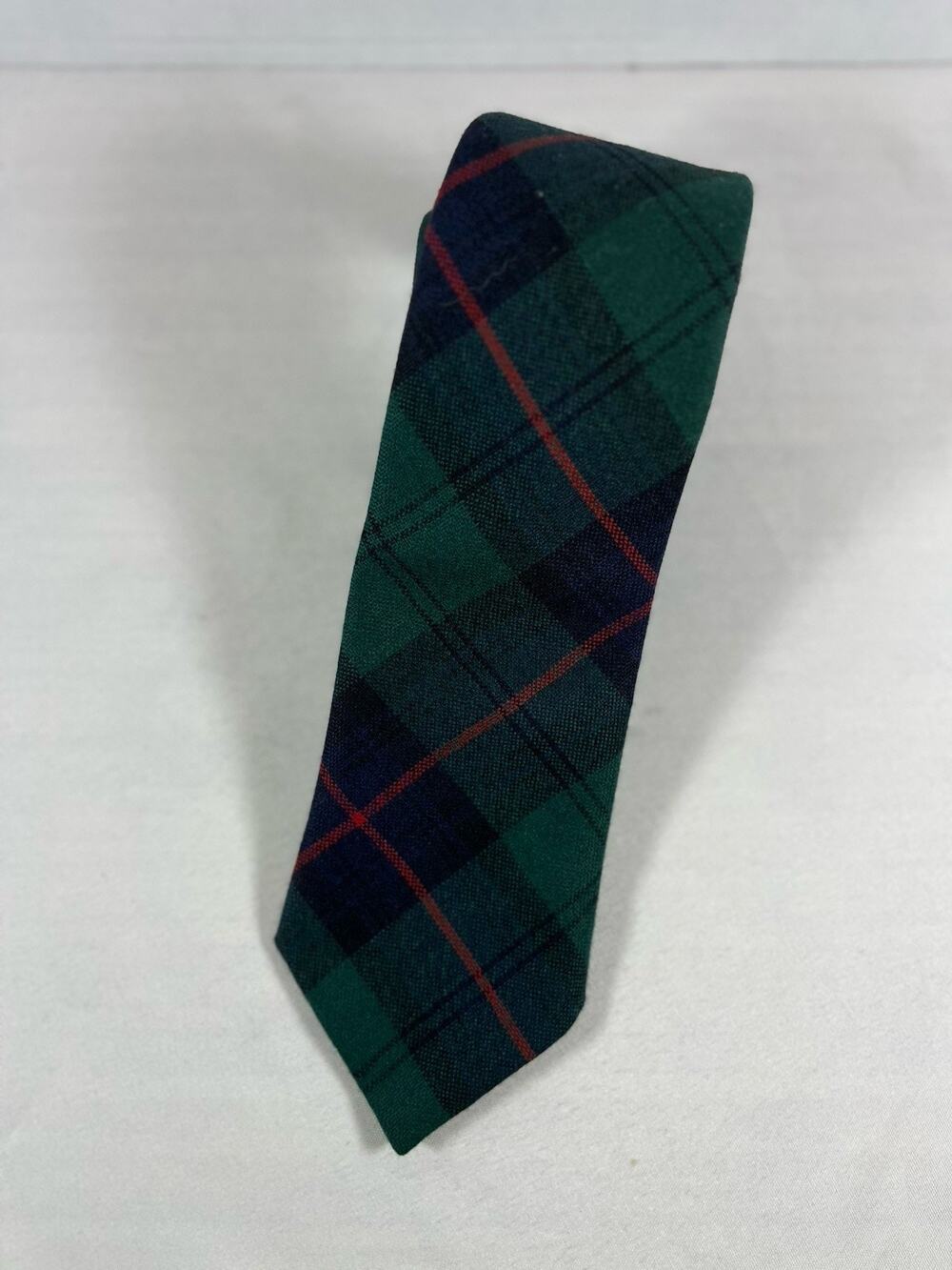INGLES BUCHAN EUC Tartan Green with Red Highlight 100% Wool Made in Scotland 56"